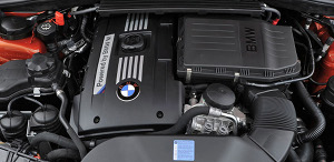 
Vue du sous-capot moteur de la BMW 1 M Coupe.
 